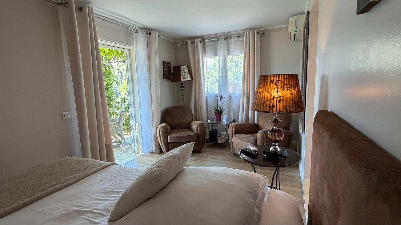 Deluxe Double Room Shower