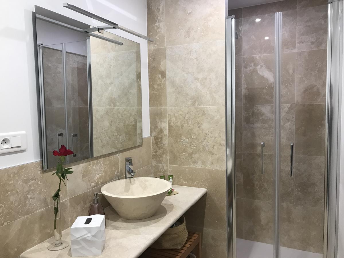 Deluxe Double Room Shower